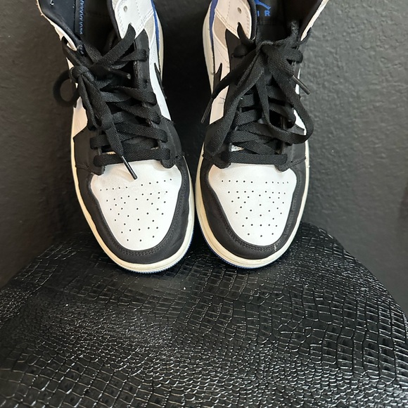 Nike Black and White Sneakers with Blue Accents - Picture 2 of 3